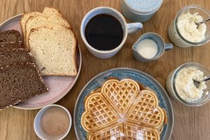 Gedeckter Kaffeetisch mit Waffeln