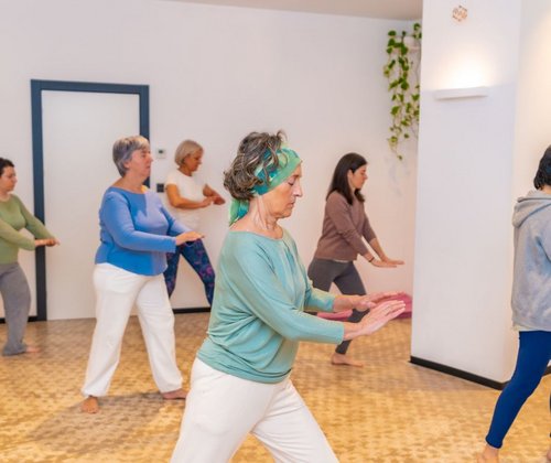 Mehrere Frauen in einer Turnhalle bei einer Übung  