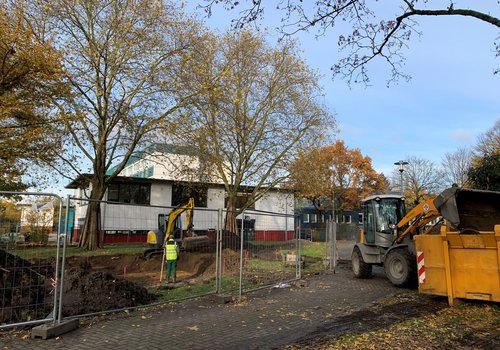 Bagger und Bauarbeiten