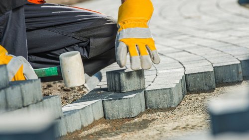 Mann bei Pflasterarbeiten 