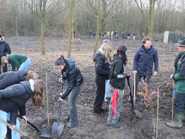 Jugendliche mit Spaten auf einer Freifläche 