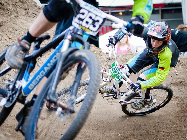 Jungen mit Helmen auf BMX-Fahrrädern