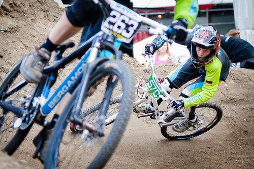 Jungen mit Helmen auf BMX-Fahrrädern