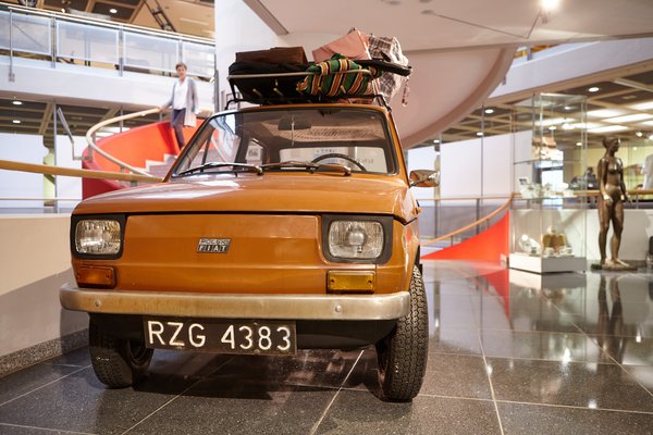 Polnisches Fiat-Auto mit Gepäck