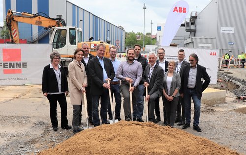 Menschengruppe beim Ersten Spatenstich