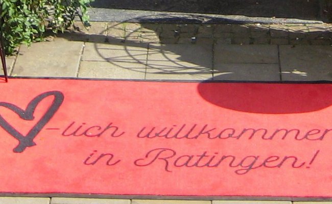 Roter Teppich mit Schriftzug "Herzlich willkommen in Ratingen!"