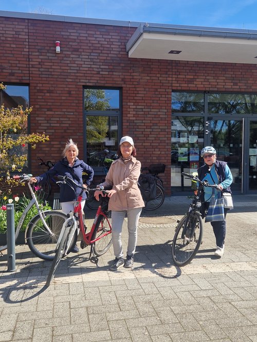 Drei Frauen mit Fahrrädern