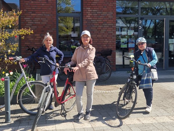 Drei Frauen mit Fahrrädern
