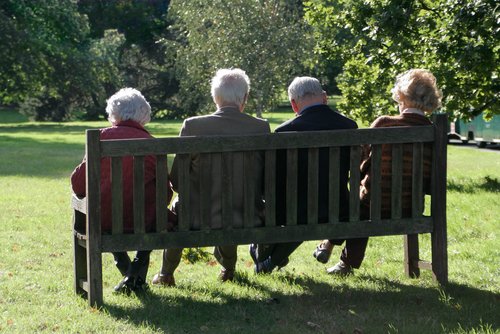 Senioren sitzen auf einer Bank
