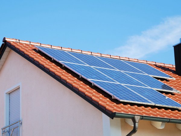 Ein Dach mit Solarmodulen 