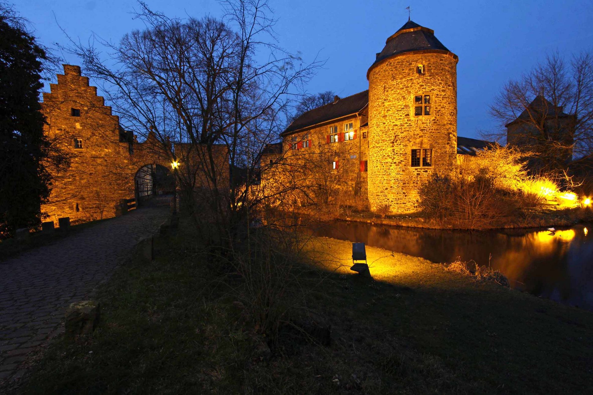 Das Haus zum Haus angeleuchtet in der Dämmerung. 