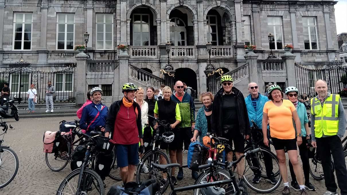 Radlergruppe vor dem Rathaus von Maastricht