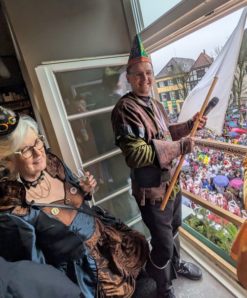 Bürgermeister mit weißer Fahne am Fenster