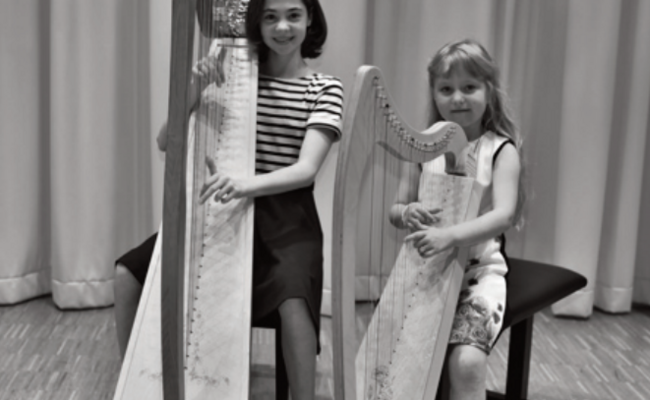 Kinder an Harfen