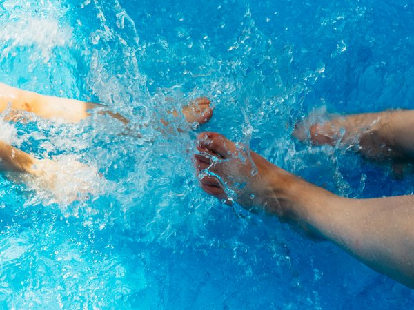 Füße im Wasser