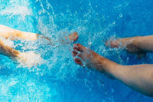 Füße im Wasser
