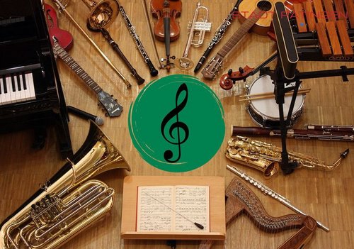 Verschiedene Instrumente liegen um einen Notenschlüssel