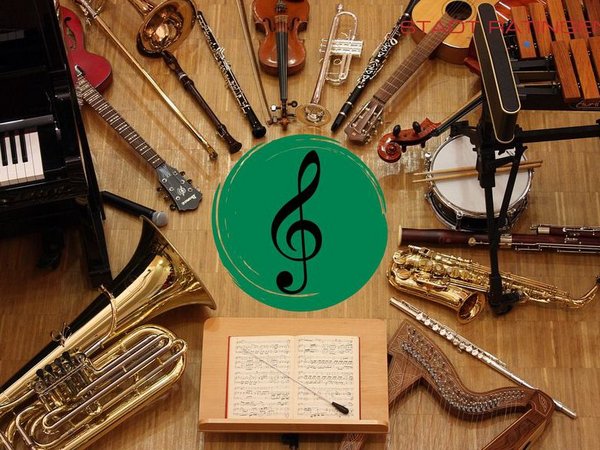 Verschiedene Instrumente liegen um einen Notenschlüssel