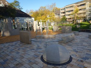 Parkouranlage aus Beton und Stahlelementen