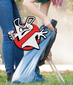 Logo der Trashbusters mit Jugendlicher im Hintergrund die Müll aufsammelt