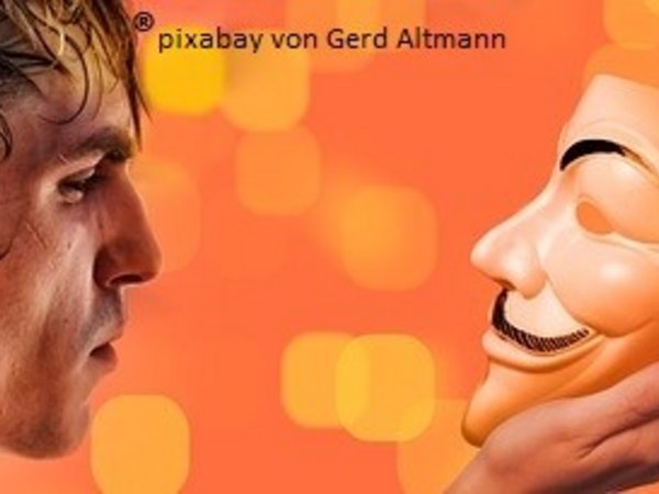 Mann hält eine Maske in der Hand  