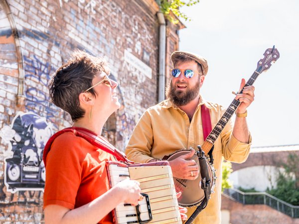 Frau mit Akkordeon, Mann mit Banjo 