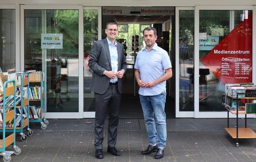 Zwei Männer vor dem Medienzentrum 
