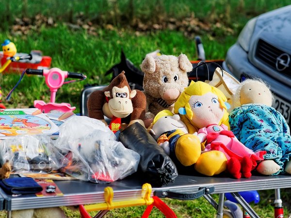 Tisch mit Spielsachen