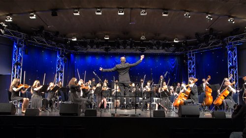 Junges Orchester bei einem Auftritt