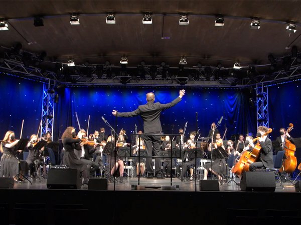 Junges Orchester bei einem Auftritt