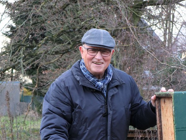 Mann mit Bienenstock