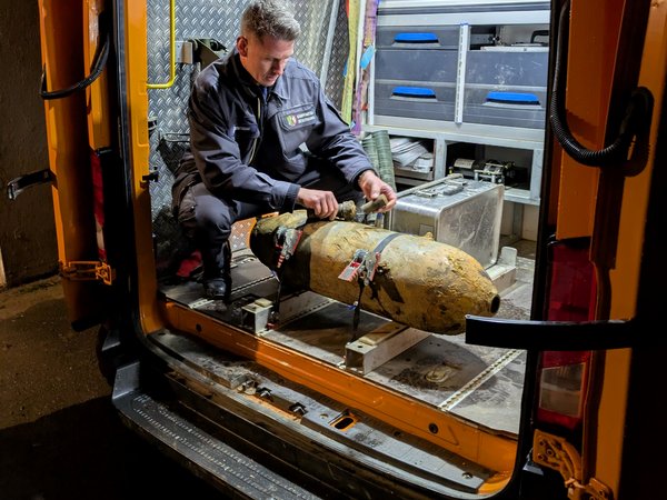 Mann mit entschärftem Bombemblindgänger
