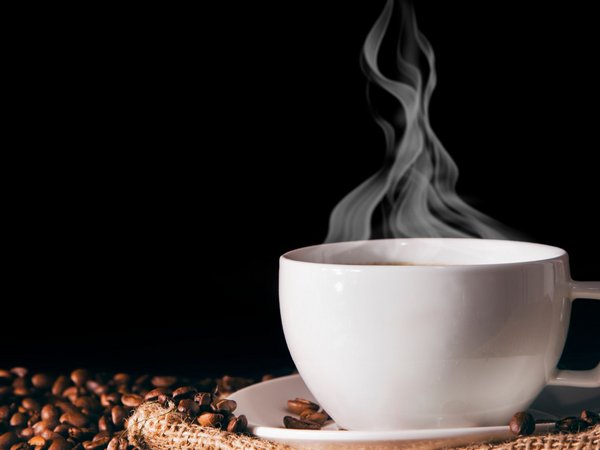 Eine dampfende Kaffeetasse