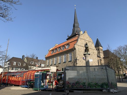 Ansicht Marktplatz mit Brunnen und Bürgerhaus