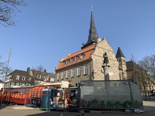 Ansicht Marktplatz mit Brunnen und Bürgerhaus