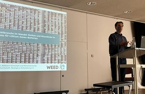 Anton Pieper, Weltwirtschaft, Ökologie & Entwicklung – WEED e. V. beim Vortrag im Medienzentrum