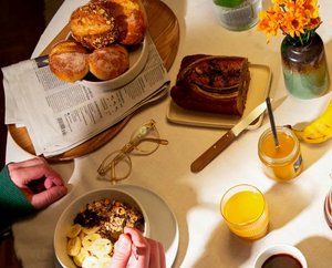 Es wird ein Frühstückstisch gezeigt. Auf dem Honig ist ein Fairtrade-Siegel zu sehen.