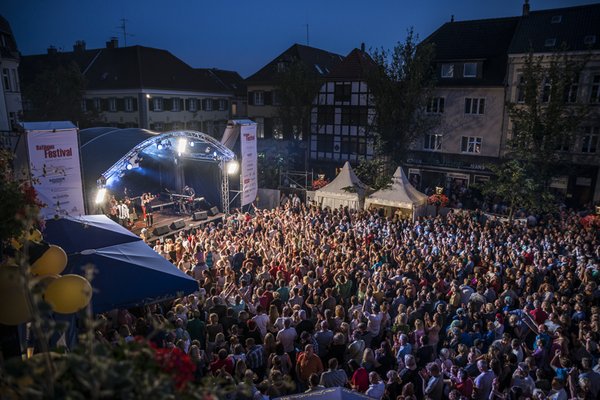 Großem Menschenmenge von oben vor der Bühne