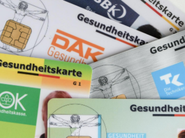 Mehrere Gesundheitskarten nebeneinander