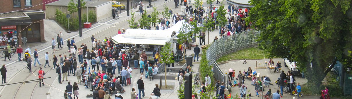 Foto vom Eröffnung des Düsseldorfer Platzes mit vielen Menschen und Infoständen