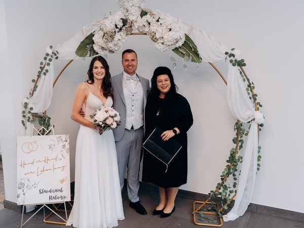 Hochzeitspaar und Standesbeamtin 