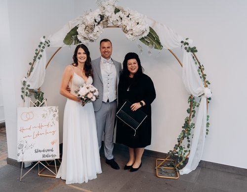 Hochzeitspaar und Standesbeamtin 