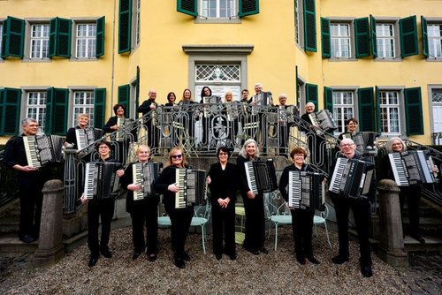 Menschen mit Akkordeons auf einer Freitreppe