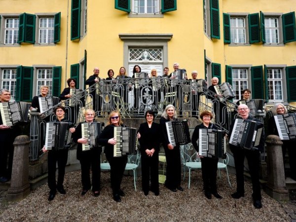 Menschen mit Akkordeons auf einer Freitreppe