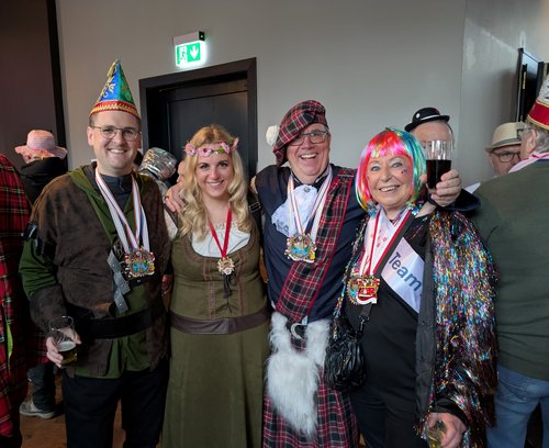 Kostümierte Personengruppe