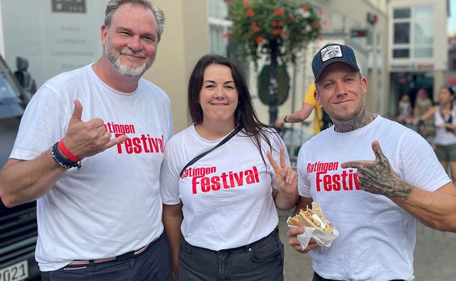 Roter Teppich mit der Aufschrift "Herzlich willkommen in Ratingen!"