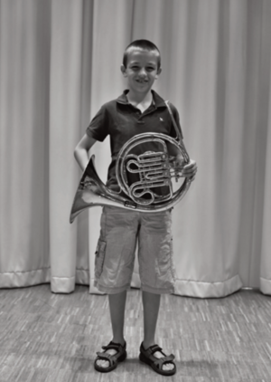 Kind mit Horn