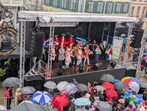 Bühne mit Karnevalisten