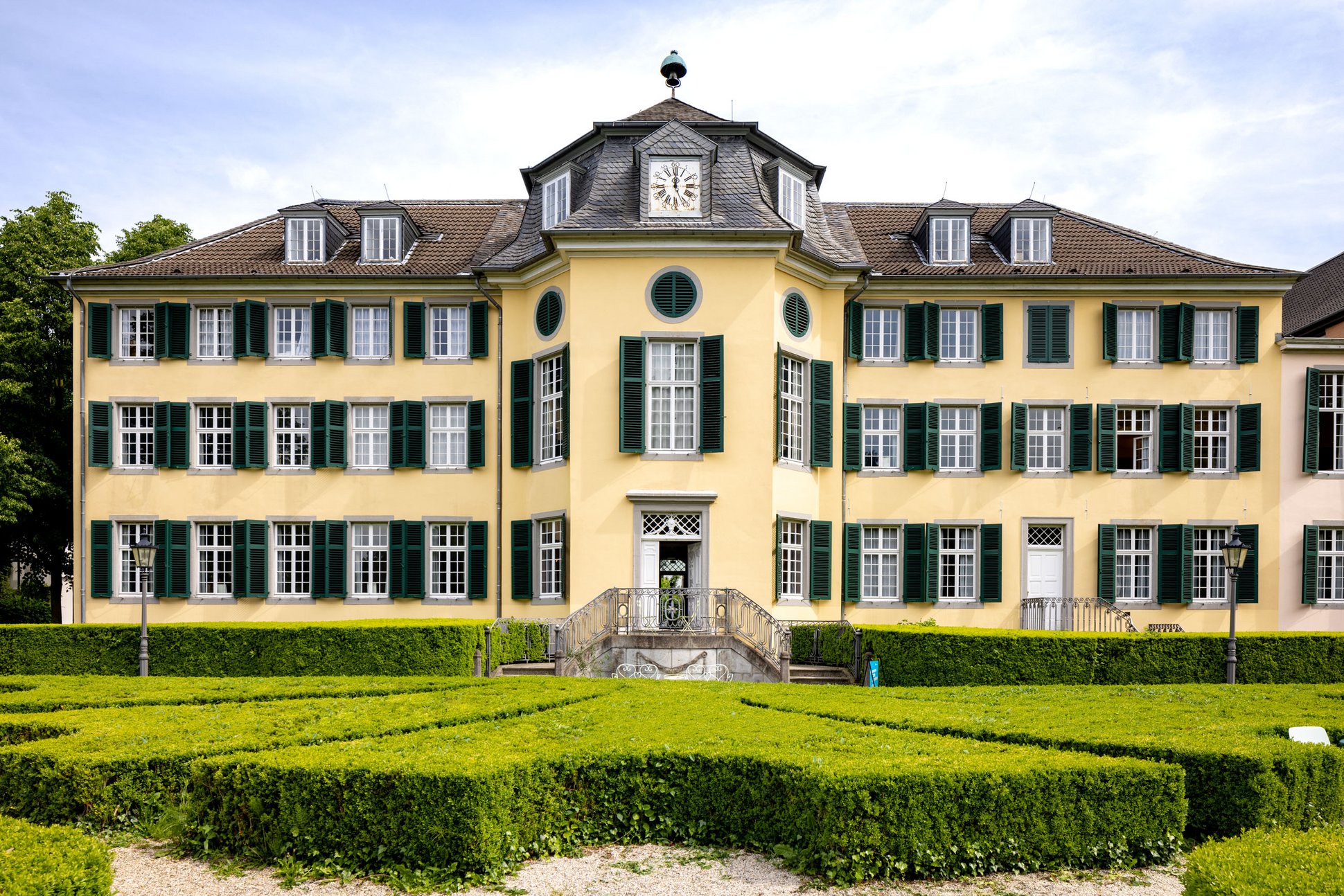 Außenansicht des Herrenhauses Cromford mit der vorderen Gartenanlage