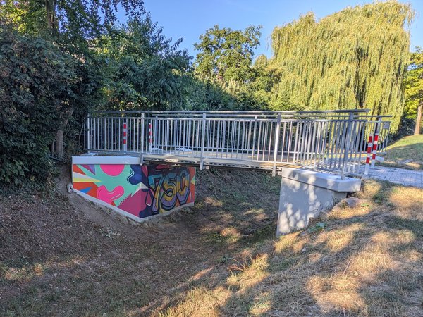 Fußgängerbrücke mit Graffiti-Kunst